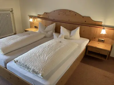 das gemütliche Bett in Zimmer Nr. 7