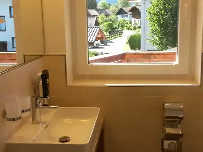 modern ausgestattete Badezimmer