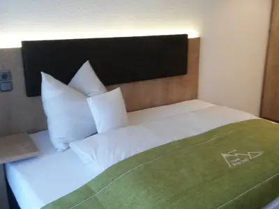 Doppelzimmer Standard, Einzelbelegung oder Doppelbelegung möglich, Boxspringbett 180X200 buchbar für 1-2 Personen