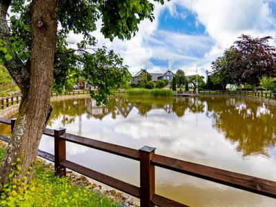 Blick vom Dorfsee zum Ferienhof