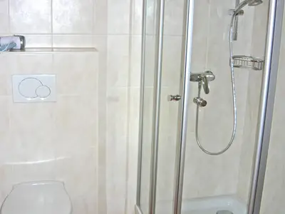 Brunnenzimmer Badezimmer mit Dusche/WC