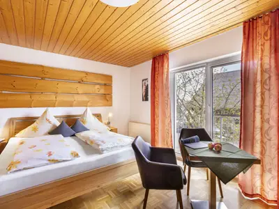 Schlafzimmer mit Sitzgelegenheit