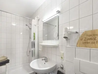 Bad mit Dusche und WC