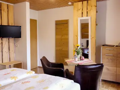 Schlafzimmer mit Sitzgeelegenheit