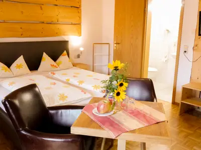 Schlafzimmer mit Fernseh und Bad