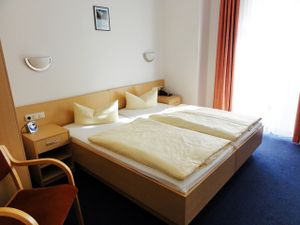 19402289-Doppelzimmer-3-Sassnitz-300x225-4