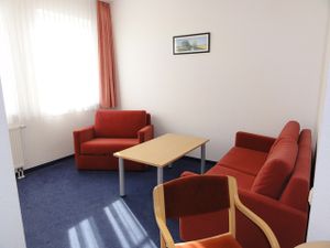 19402289-Doppelzimmer-3-Sassnitz-300x225-5