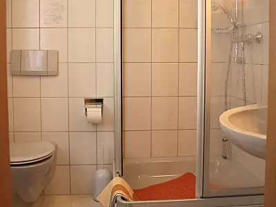 Pension Bergfrieden - Mehrbettzimmer Hofblick