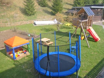 Garten mit Spielplatz