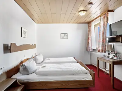 Schlafzimmer 1