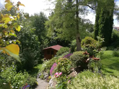 Blumengarten mit Gartenhaus