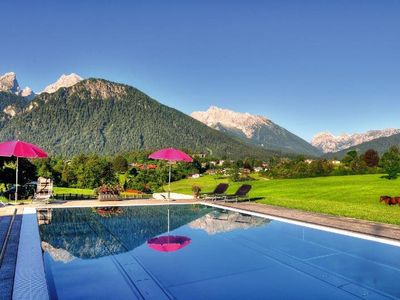 Beheizter Swimmingpool mit Blick auf den Watzmann