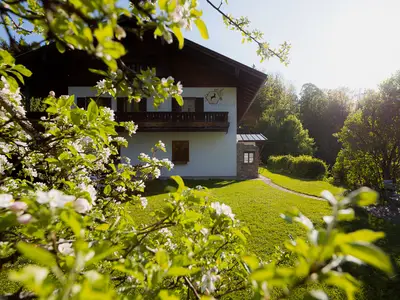 Gerbäudeansicht mit Garten