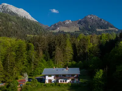 Gebäudeansicht mit Jenner und Hohem Göll