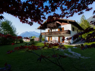 Gebäudeansicht mit Garten