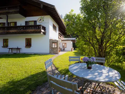 Vorderansicht mit Garten