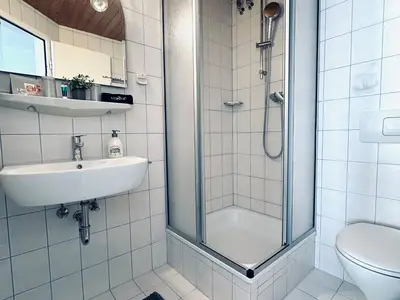Badezimmer mit Dusche und WC