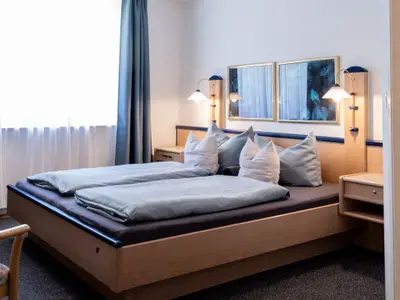 Bett 180/200 mit Fenster