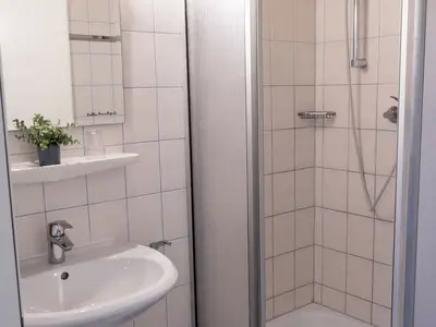 Badezimmer mit Dusche und WC