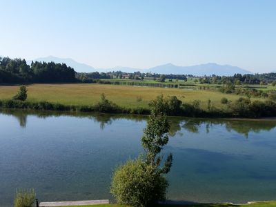 Panoramablick auf Alzstrand und Chiemgauer Alpen