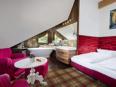 Wellnesszimmer Superior mit Badewanne und Seeblick