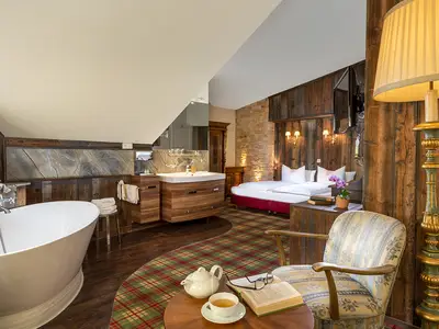 Wellnesszimmer Superior mit Badewanne und Seeblick