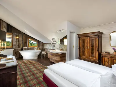 Wellnesszimmer Superior mit Badewanne und Seeblick