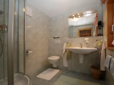 Bad Doppelzimmer Nr. 8