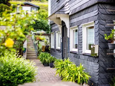 Garten mit Eingangsbereich