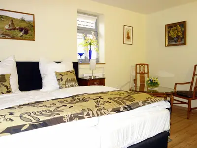 Bett und Sitzgelegenheit