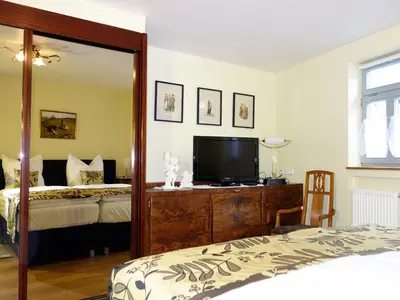 Spiegel-Schrank im Doppelzimmer