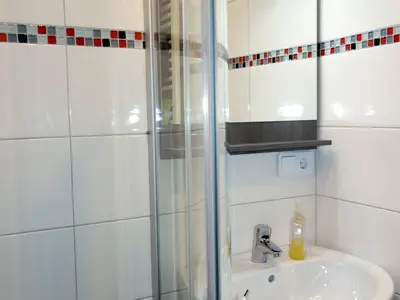 Dusche und Waschbecken