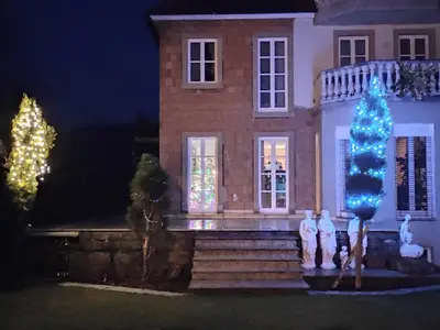 Außenansicht bei Nacht