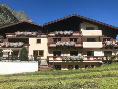 Doppelzimmer für 2 Personen (25 m²) in St. Leonhard im Pitztal 1/10