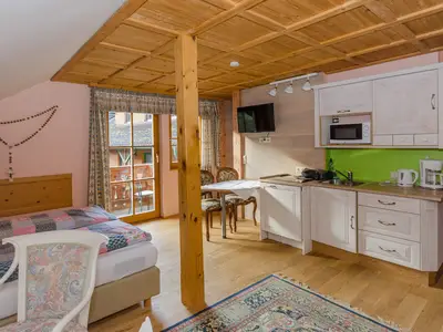 Offener Wohn-Essbereich mit Badewanne