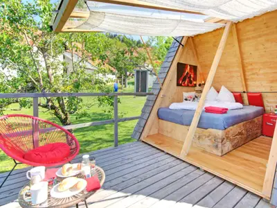 haeuslemithochgestellterfensterfront