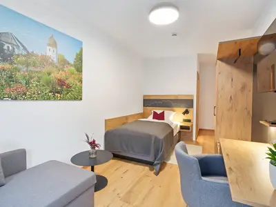 Einzelzimmer mit Schlafcouch und Balkon