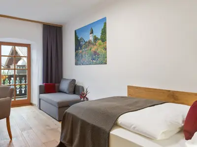 Einzelzimmer mit Schlafcouch und Balkon