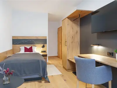 Einzelzimmer mit Schlafcouch und Balkon