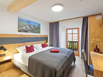 Doppelzimmer Dusche/WC und Balkon mit Bergblick