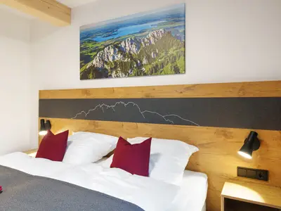 Doppelzimmer Dusche/WC und Balkon mit Bergblick