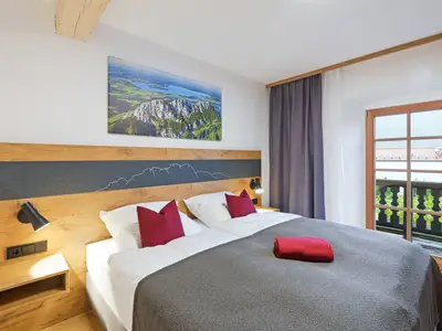 Doppelzimmer Dusche/WC und Balkon mit Bergblick