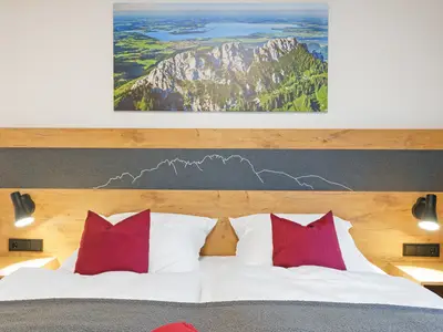 Doppelzimmer Dusche/WC und Balkon mit Bergblick