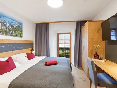 Doppelzimmer Dusche/WC und Balkon mit Bergblick