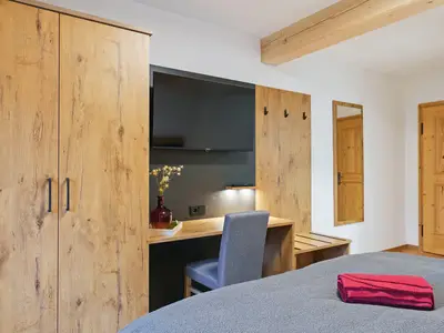 Doppelzimmer Dusche/WC und Balkon mit Bergblick