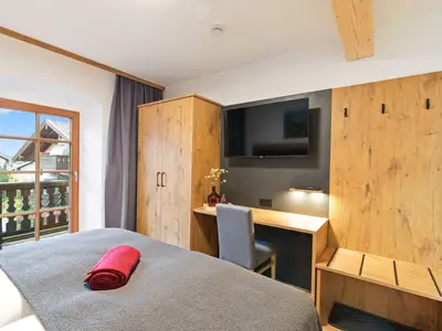 Doppelzimmer Dusche/WC und Balkon mit Bergblick