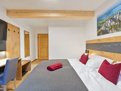 Doppelzimmer Dusche/WC und Balkon mit Bergblick