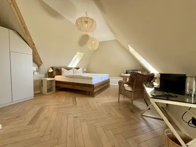 Dachgeschosszimmer mit Seeblick