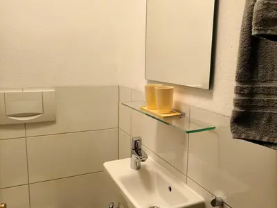 Bad mit Dusche Ansicht 1