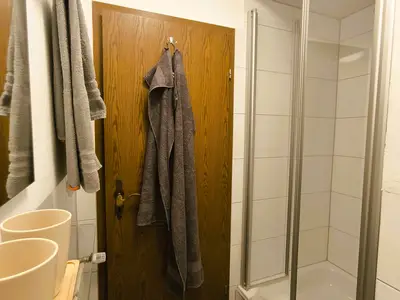 Bad mit Dusche Ansicht 2